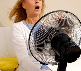 Frau mit Hitzewallung